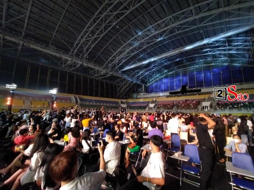 NÓNG: Kẻ trộm làm náo loạn lễ chào mừng Thùy Tiên-8