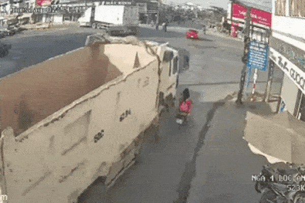 Clip: Tiếc vài giây, tài xế xe ben cán 2 bà cháu tử vong