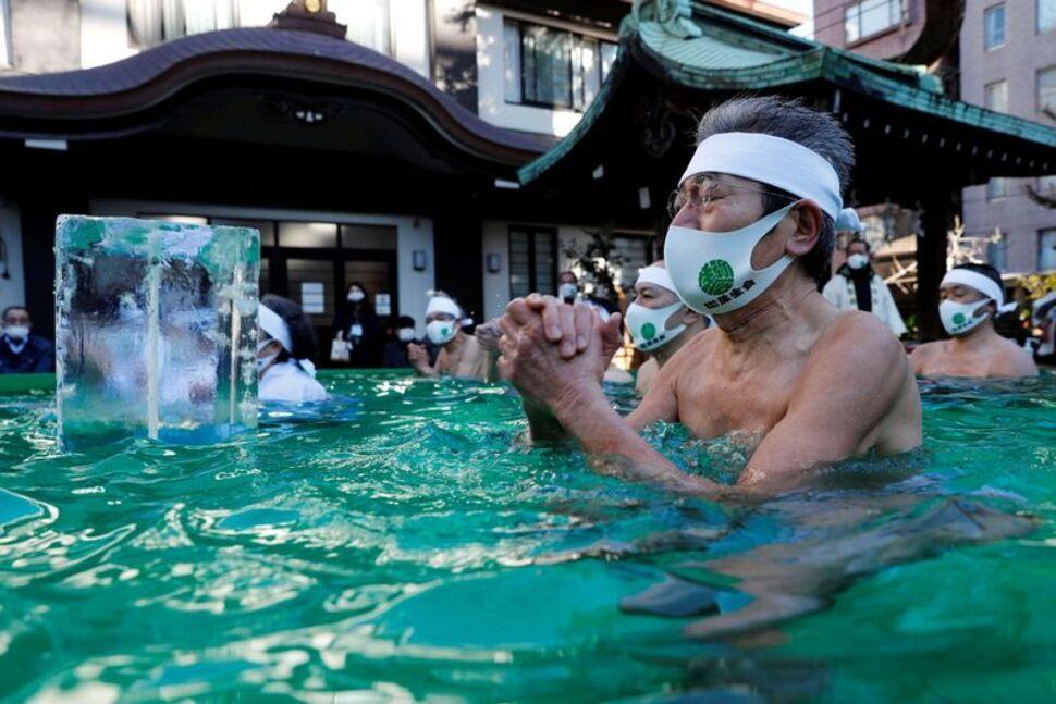 Người Nhật khỏa thân tắm nước đá cầu Covid-19 chóng qua-3