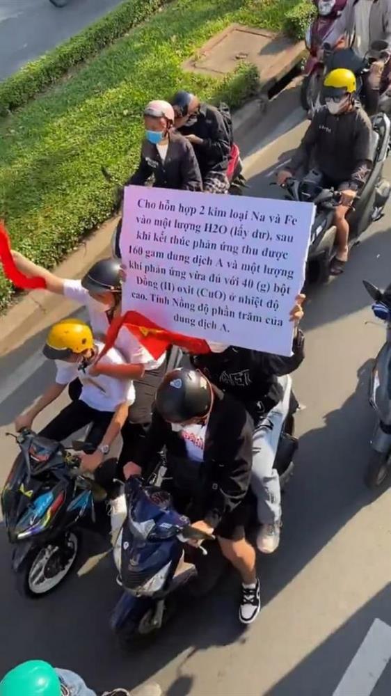 Fan Thùy Tiên mang hẳn đề Hóa học đi diễu hành cho hoa hậu giải-3