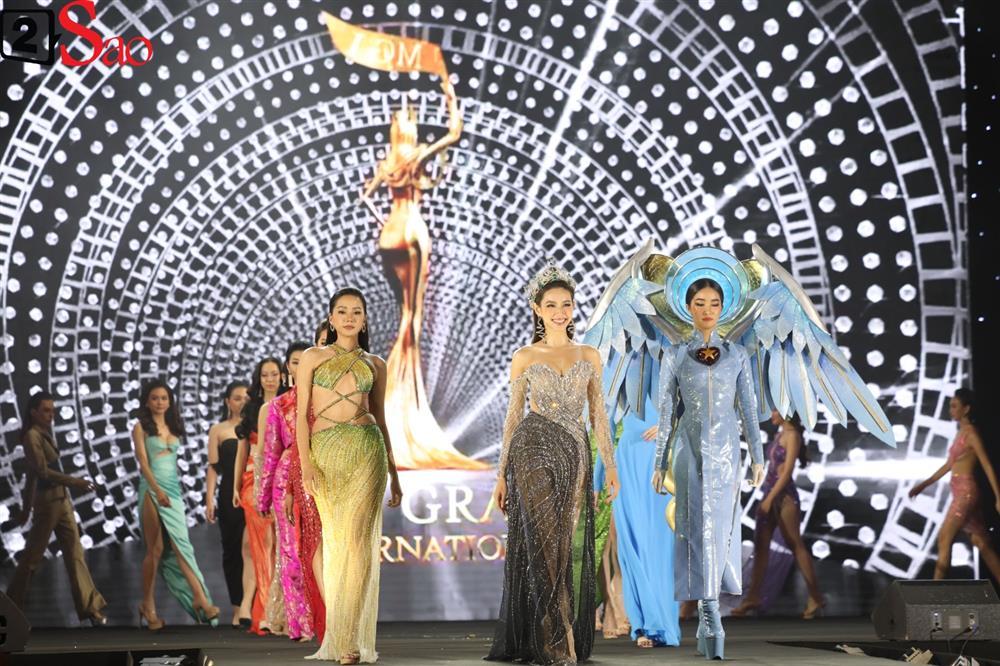 Thùy Tiên mặc chiếc đầm cả thế giới phản đối diễn vedette-3