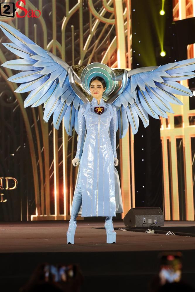 Thùy Tiên mặc chiếc đầm cả thế giới phản đối diễn vedette-4