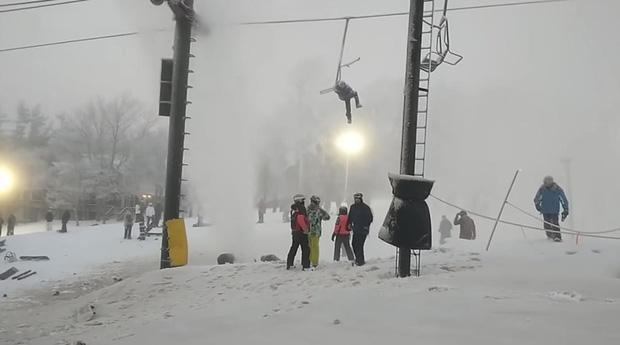 Đang ngồi cáp treo, du khách tá hỏa vì bị vòi rồng phun xối xả-1