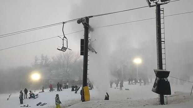 Đang ngồi cáp treo, du khách tá hỏa vì bị vòi rồng phun xối xả-3