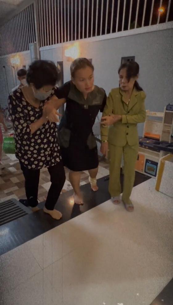 Bị tai nạn ngồi xe lăn, Quỳnh Trần JP khóc nức nở khi gặp mẹ-5