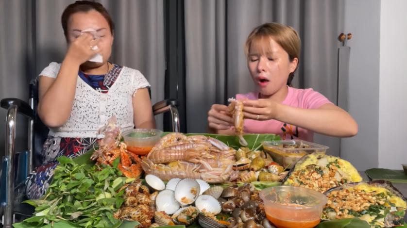 Bị tai nạn ngồi xe lăn, Quỳnh Trần JP khóc nức nở khi gặp mẹ-4