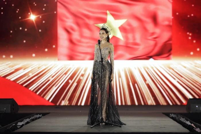 Ngắm trọn 3 bộ cánh giúp Thùy Tiên tỏa sáng như nữ thần đêm tri ân-7