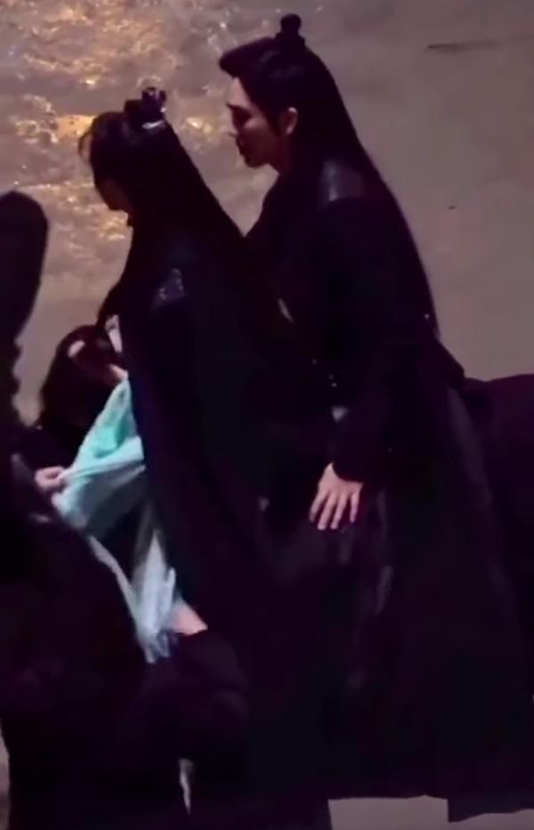 Chung Hán Lương suýt dính án quấy rối bạn diễn đáng tuổi con ở phim mới-2