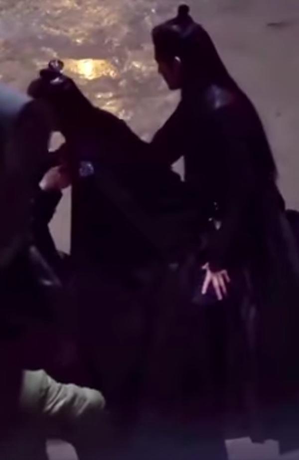 Chung Hán Lương suýt dính án quấy rối bạn diễn đáng tuổi con ở phim mới-3