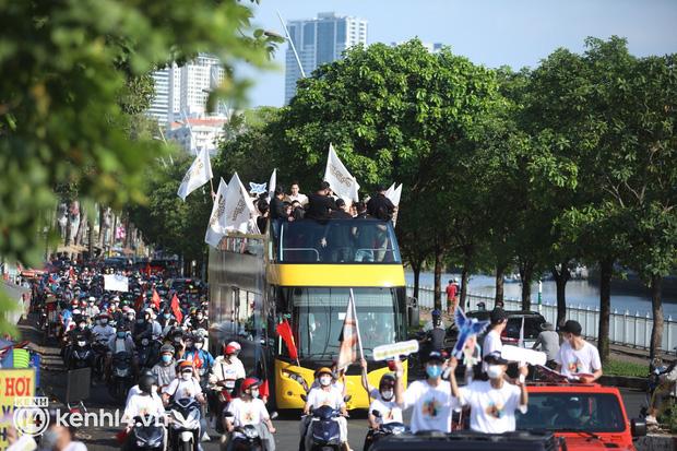 Thùy Tiên ẵm điểm 10 diễu hành vì hành động với xe cứu thương-2