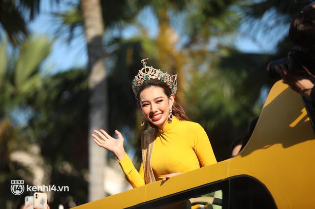 Thùy Tiên ẵm điểm 10 diễu hành vì hành động với xe cứu thương-3