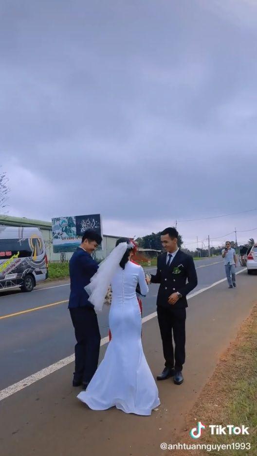 Vì sao các cô dâu Việt thường đổi hoa cưới cho nhau giữa đường?-2