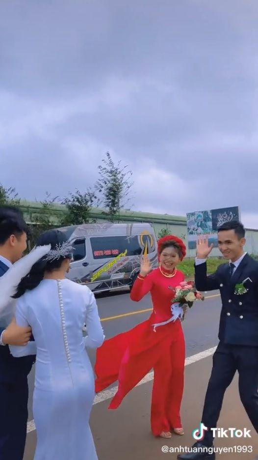 Vì sao các cô dâu Việt thường đổi hoa cưới cho nhau giữa đường?-3