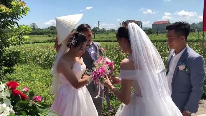 Vì sao các cô dâu Việt thường đổi hoa cưới cho nhau giữa đường?-6