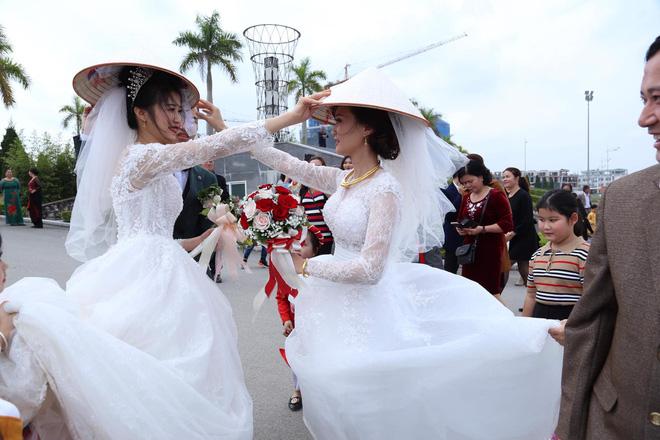 Vì sao các cô dâu Việt thường đổi hoa cưới cho nhau giữa đường?-9