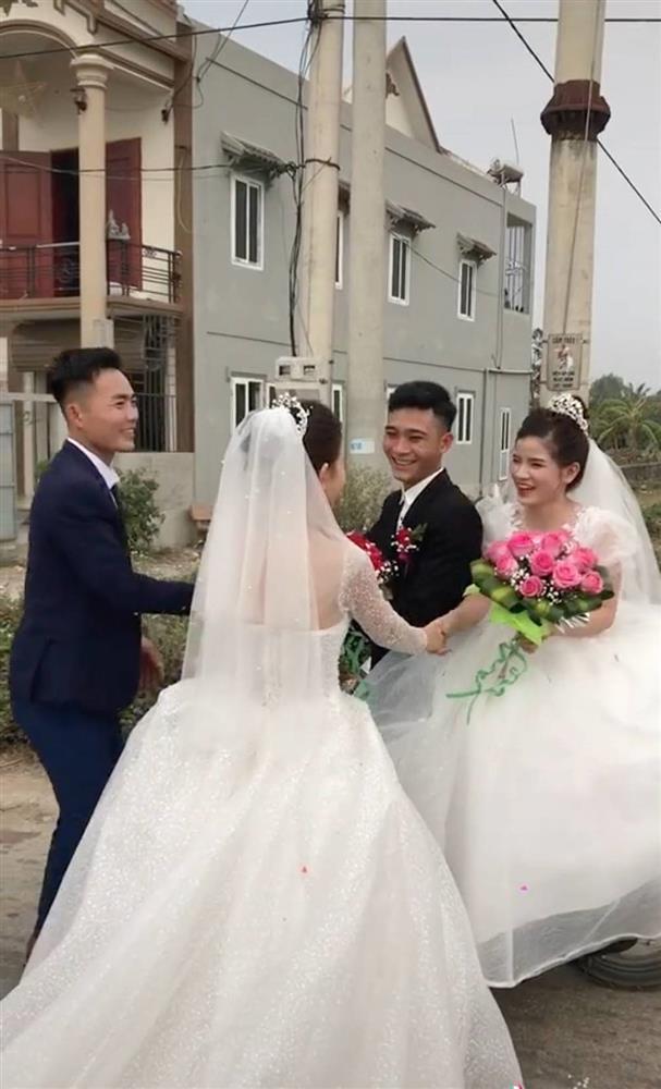 Vì sao các cô dâu Việt thường đổi hoa cưới cho nhau giữa đường?-10