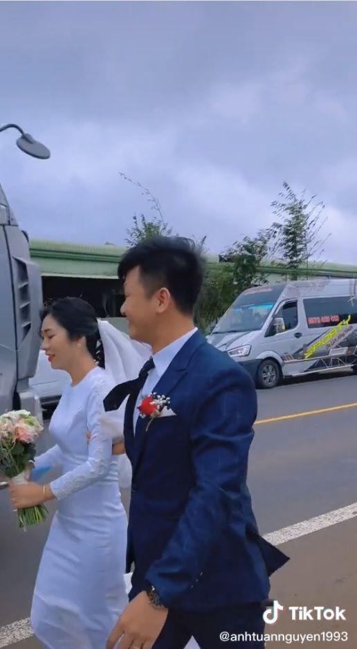 Vì sao các cô dâu Việt thường đổi hoa cưới cho nhau giữa đường?-4