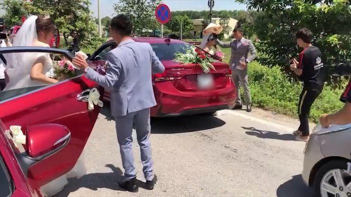 Vì sao các cô dâu Việt thường đổi hoa cưới cho nhau giữa đường?-5