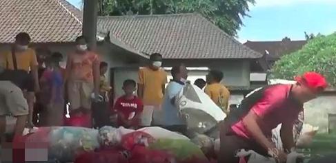 Sáng kiến đổi rác thải nhựa lấy cơm-1