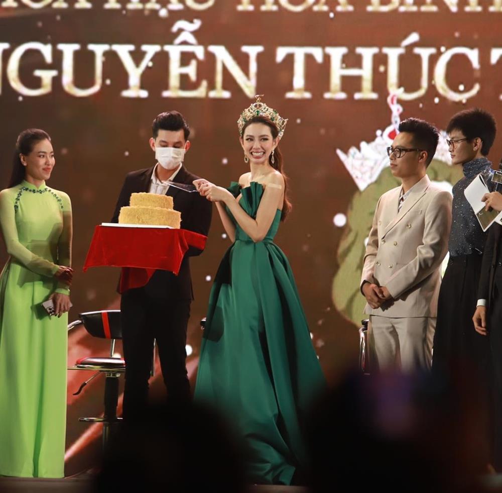 Khoảnh khắc 2 mặt của Thùy Tiên: Hớn hở ăn bánh dù sợ mập 60kg-3