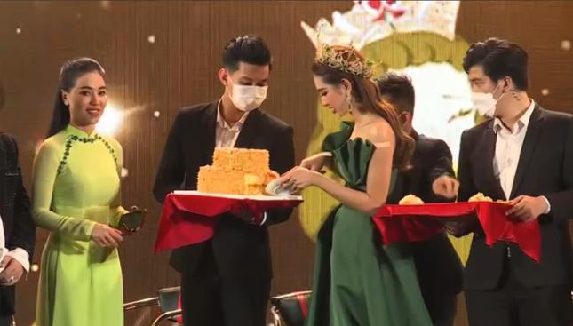 Khoảnh khắc 2 mặt của Thùy Tiên: Hớn hở ăn bánh dù sợ mập 60kg-2