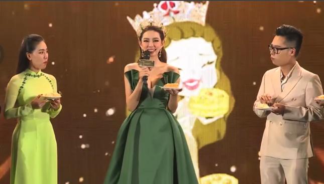 Khoảnh khắc 2 mặt của Thùy Tiên: Hớn hở ăn bánh dù sợ mập 60kg-5