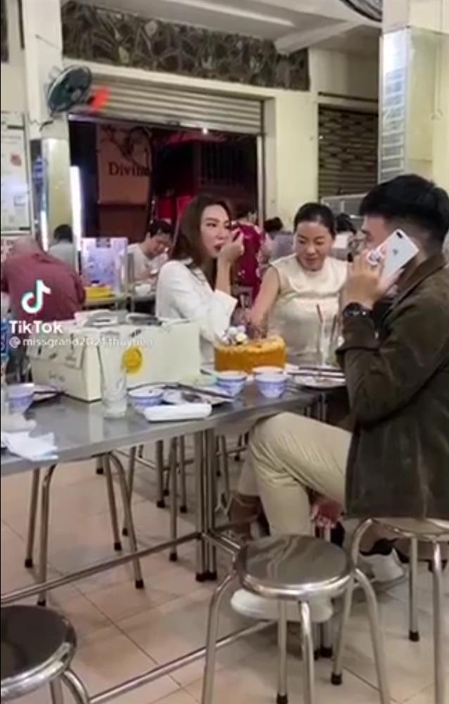 Khoảnh khắc 2 mặt của Thùy Tiên: Hớn hở ăn bánh dù sợ mập 60kg-6