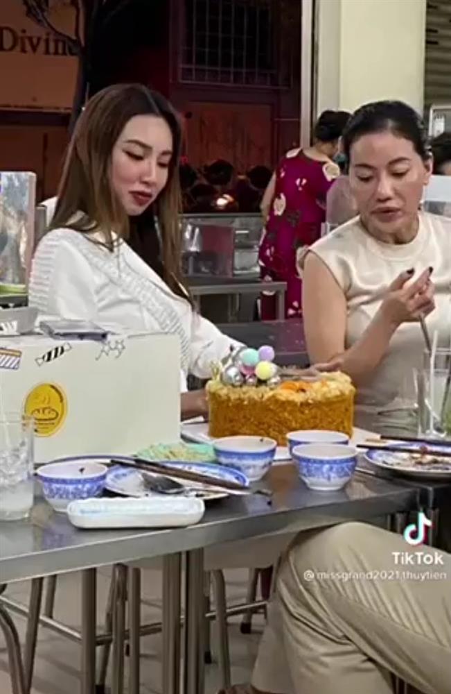 Khoảnh khắc 2 mặt của Thùy Tiên: Hớn hở ăn bánh dù sợ mập 60kg-7