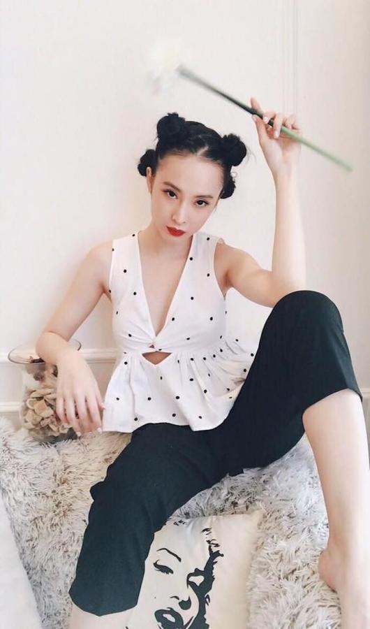 Angela Phương Trinh mất điểm vì dáng ngồi kém duyên.