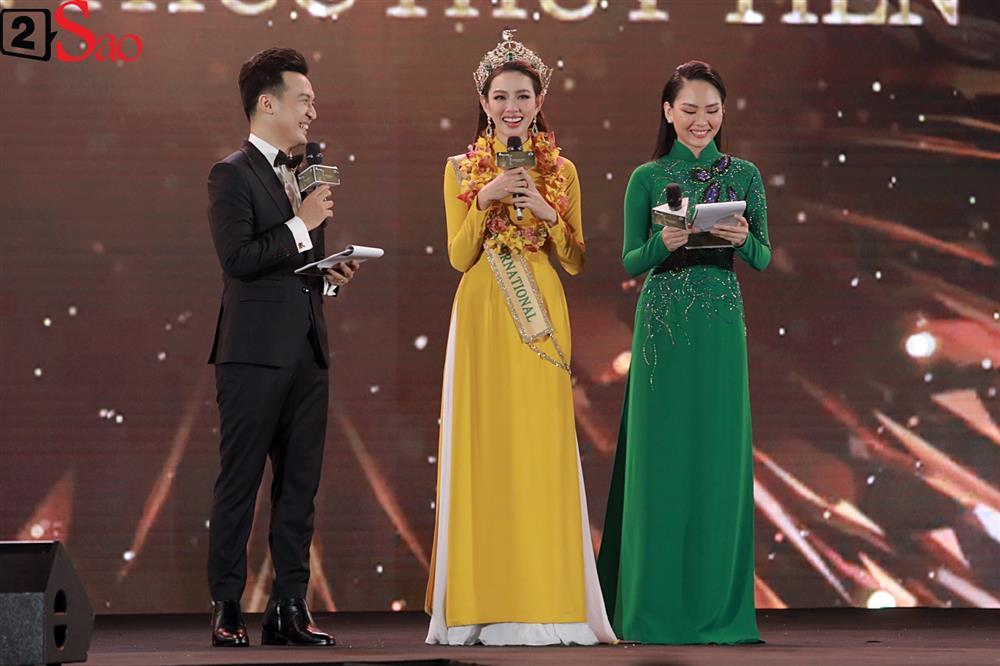 Mẹ đẻ hoa hậu Thùy Tiên bắt xe ôm về giữa sự kiện của con-3