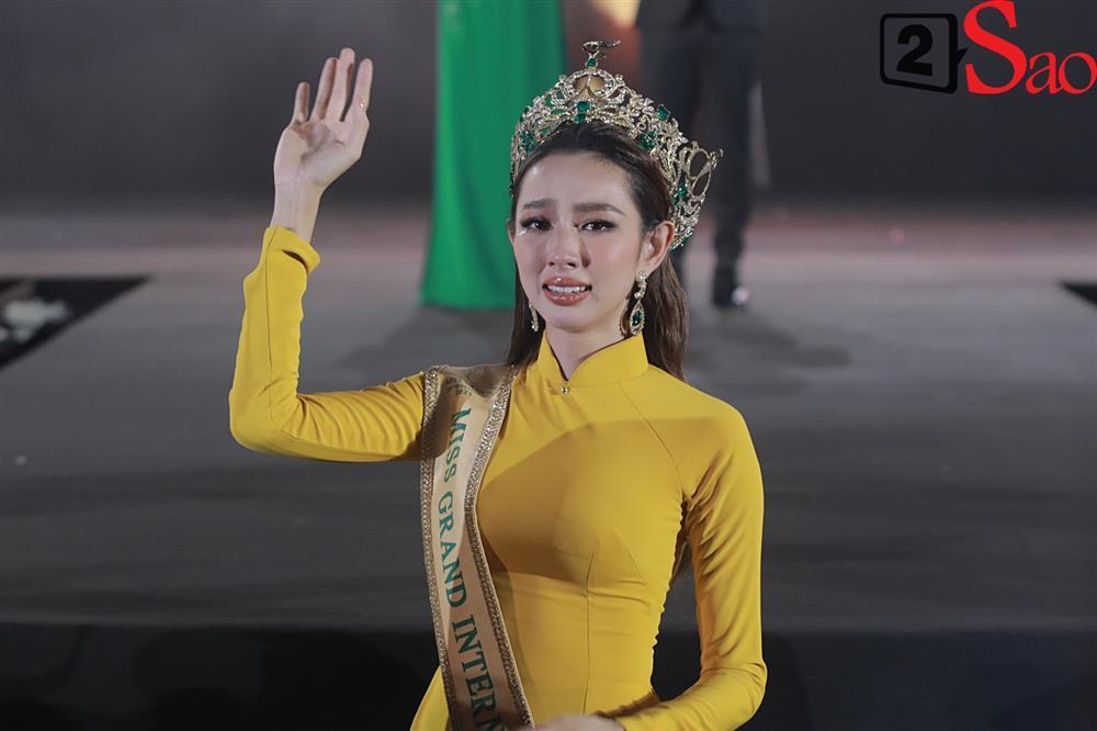 Mẹ đẻ hoa hậu Thùy Tiên bắt xe ôm về giữa sự kiện của con-2