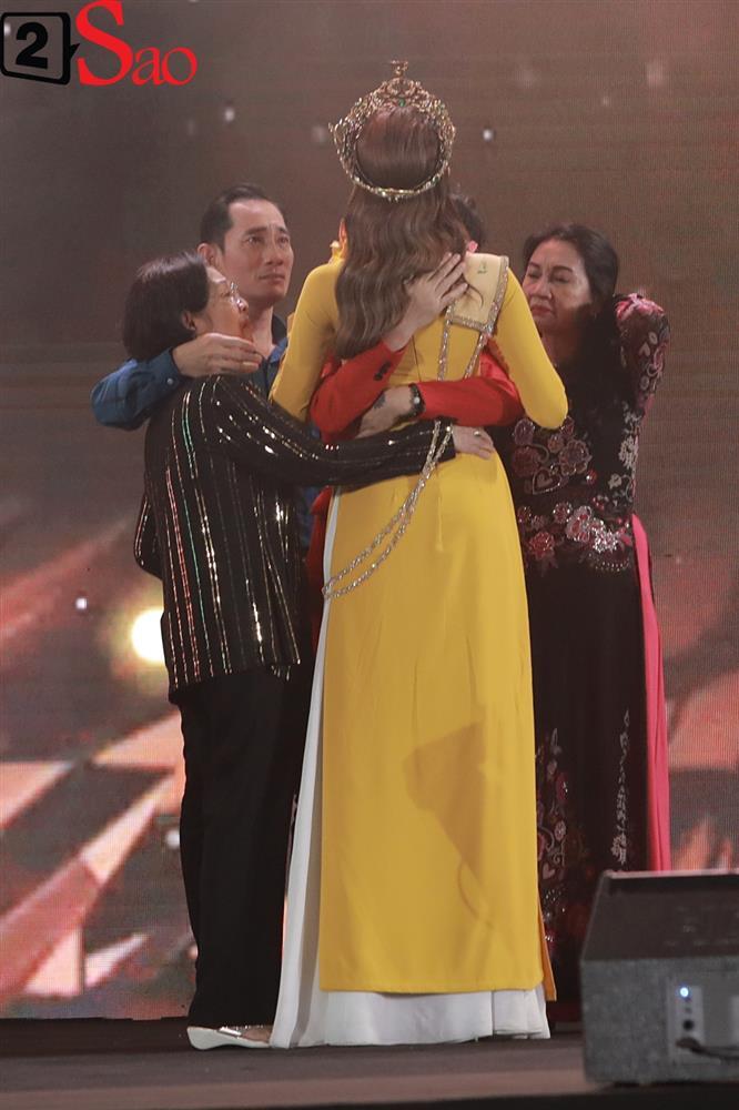 Mẹ đẻ hoa hậu Thùy Tiên bắt xe ôm về giữa sự kiện của con-4