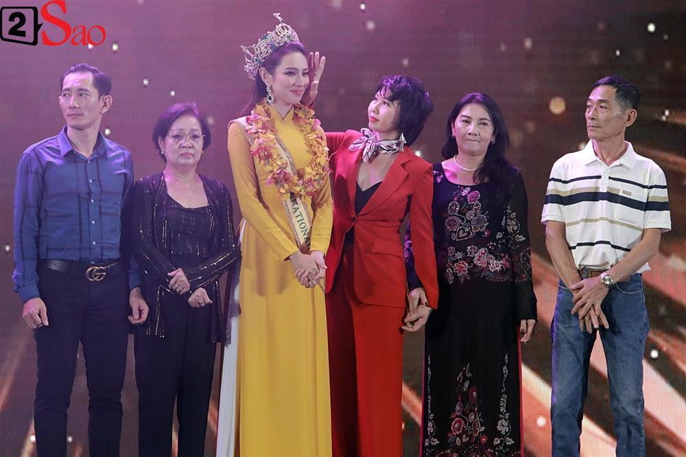 Mẹ đẻ hoa hậu Thùy Tiên bắt xe ôm về giữa sự kiện của con-6