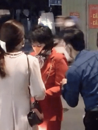 Mẹ đẻ hoa hậu Thùy Tiên bắt xe ôm về giữa sự kiện của con-10
