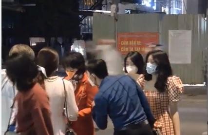 Mẹ đẻ hoa hậu Thùy Tiên bắt xe ôm về giữa sự kiện của con-8