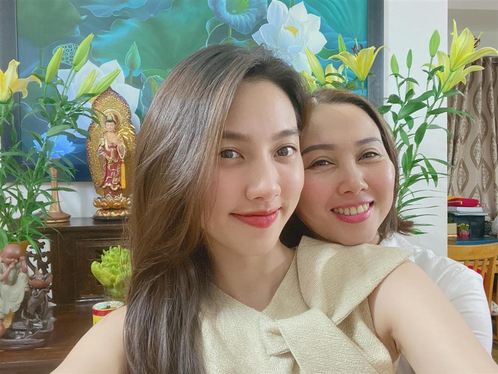 Mẹ đẻ hoa hậu Thùy Tiên bắt xe ôm về giữa sự kiện của con-11