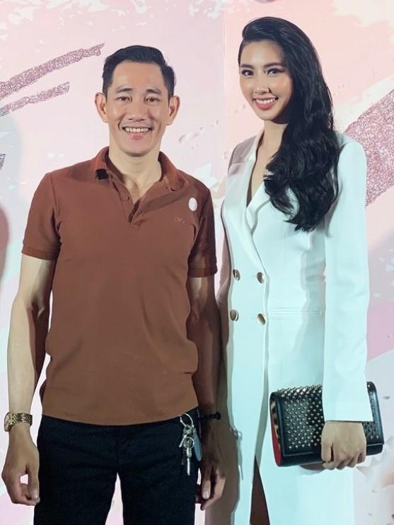 Mẹ đẻ hoa hậu Thùy Tiên bắt xe ôm về giữa sự kiện của con-12
