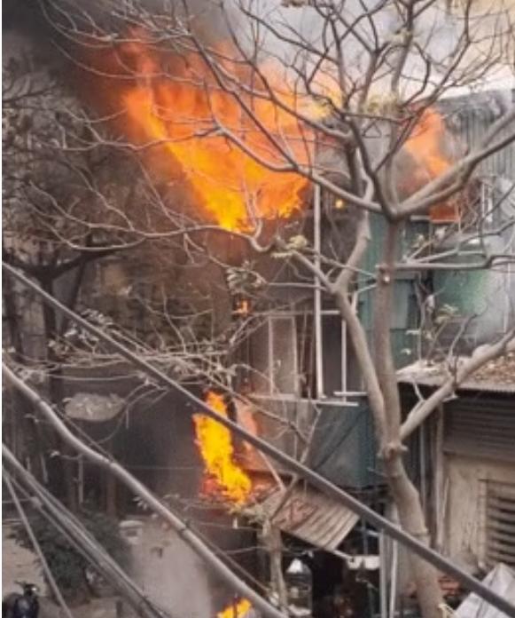 Clip: Nghẹt thở cứu bé gái mắc kẹt trong căn nhà đang bốc cháy-2