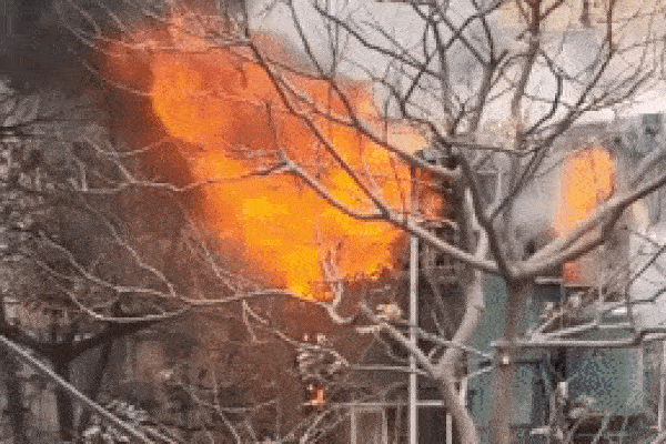 Clip: Cả phố nín thở khi thấy người đàn ông bị kẹp giữa 2 ô tô tải-2