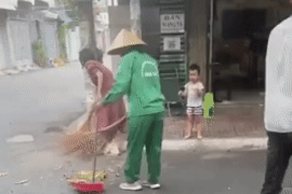 Clip: Nữ công nhân vệ sinh một mực hất rác vào cửa nhà dân