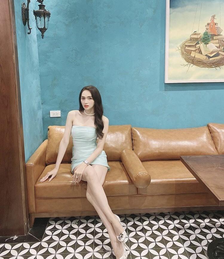 Hoa hậu Việt ngồi tinh tế với đầm xẻ tà, riêng Tiểu Vy hớ hênh lộ hàng-4