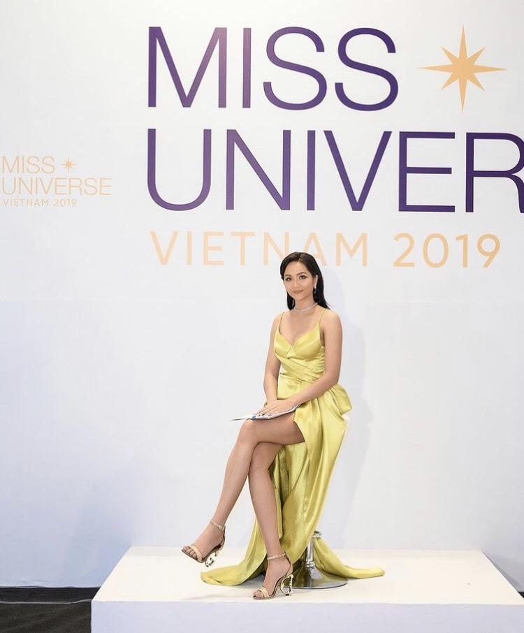Hoa hậu Việt ngồi tinh tế với đầm xẻ tà, riêng Tiểu Vy hớ hênh lộ hàng-5