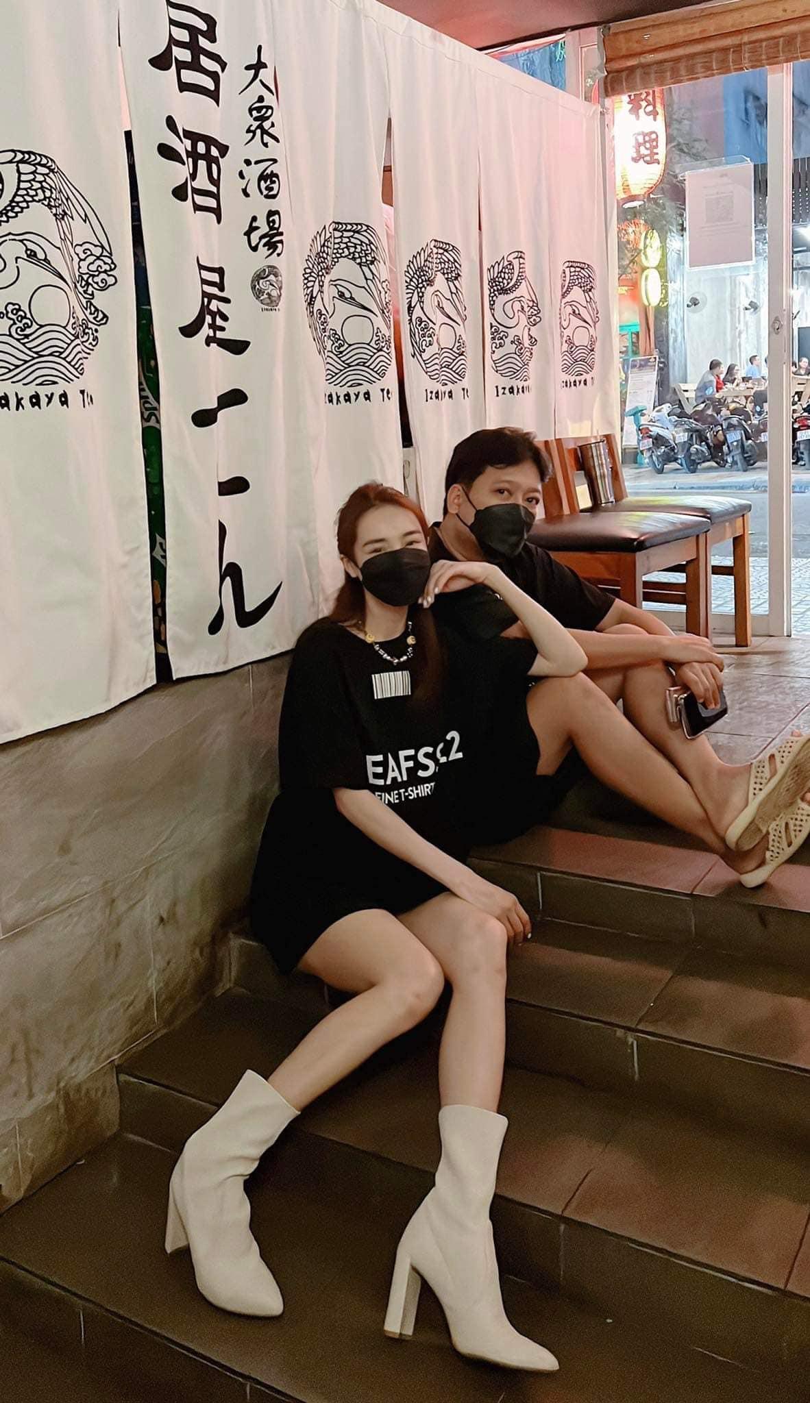 Mở đầu tin sao Việt là chia sẻ của Nhã Phương. Đăng ảnh sánh đôi ông xã Trường Giang, nữ diễn viên hào hứng: "Tiền thì em không thiếu, nhưng muốn có nhiều tiền thì... xin chồng".