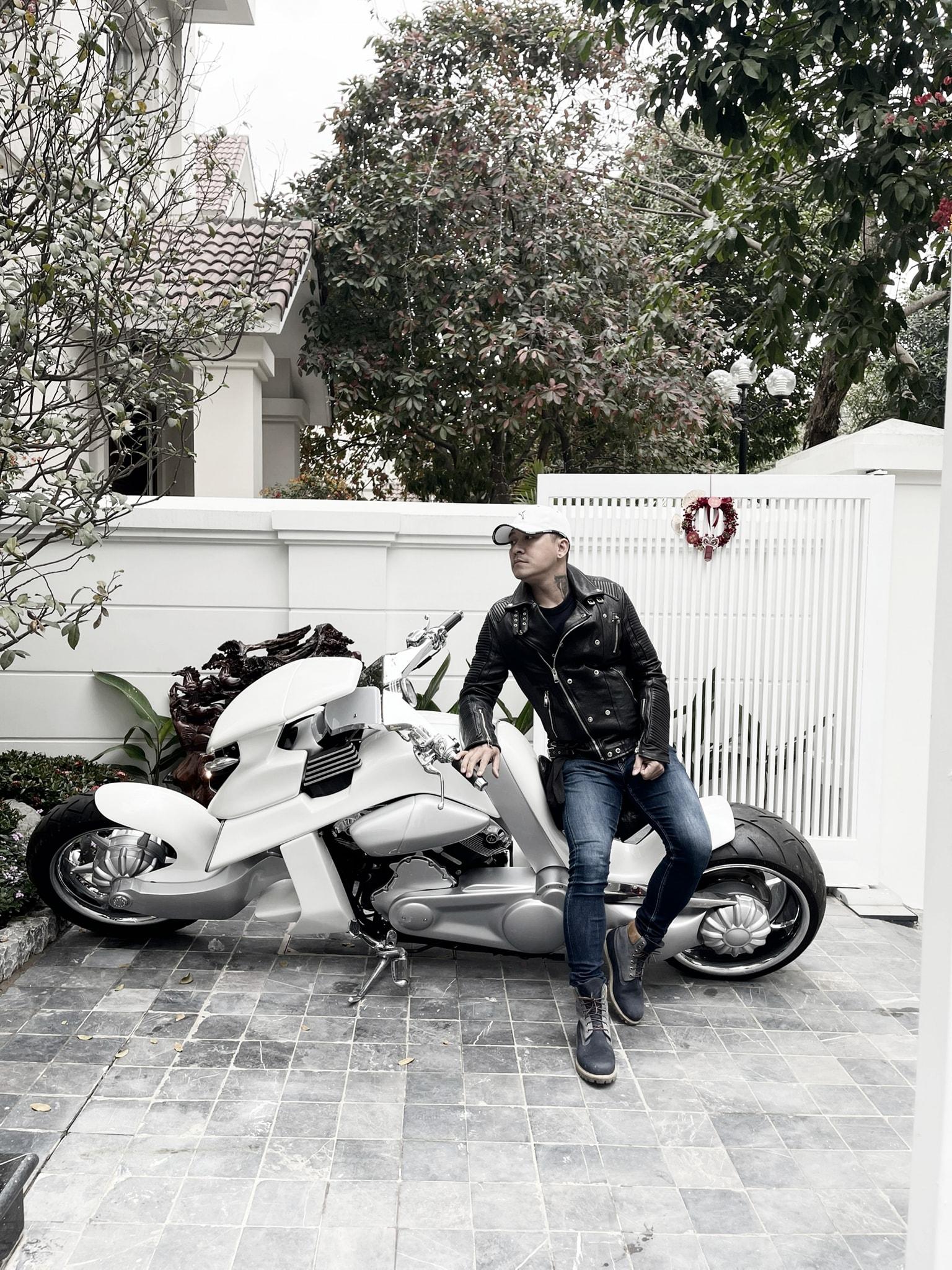 Tuấn Hưng thích thú khoe mô tô: "Xuân đã đến bên anh".