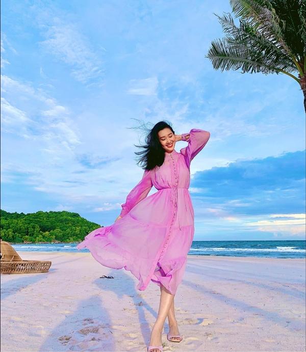 Thúy Ngân mơ màng: "Cứ đứng yên, tình yêu sẽ đến".