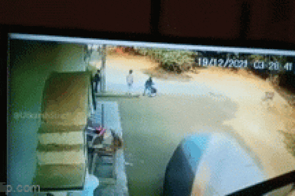 Phẫn nộ: 2 cô gái bị 18 gã yêu râu xanh xé áo giữa quảng trường-2