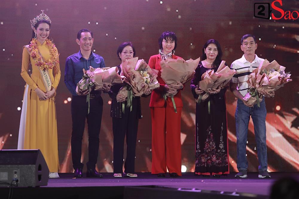 Tranh cãi hoa hậu Thùy Tiên 2 giây - 2 thái độ với bố đẻ-5