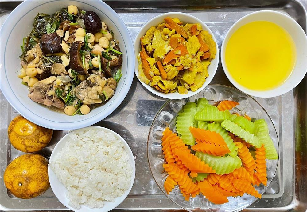 Bố mẹ chồng vàng mười thay phiên nấu cơm ở cữ cho nàng dâu-3