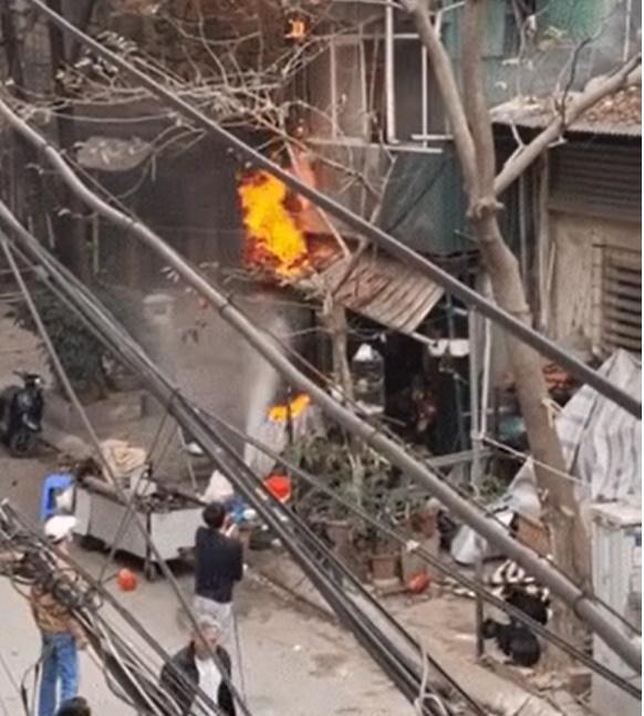 Bé gái kẹt trong nhà bốc cháy: Xác định nguyên nhân ban đầu-1