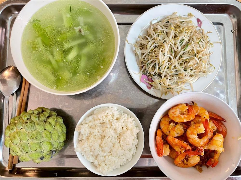 Bố mẹ chồng vàng mười thay phiên nấu cơm ở cữ cho nàng dâu-9